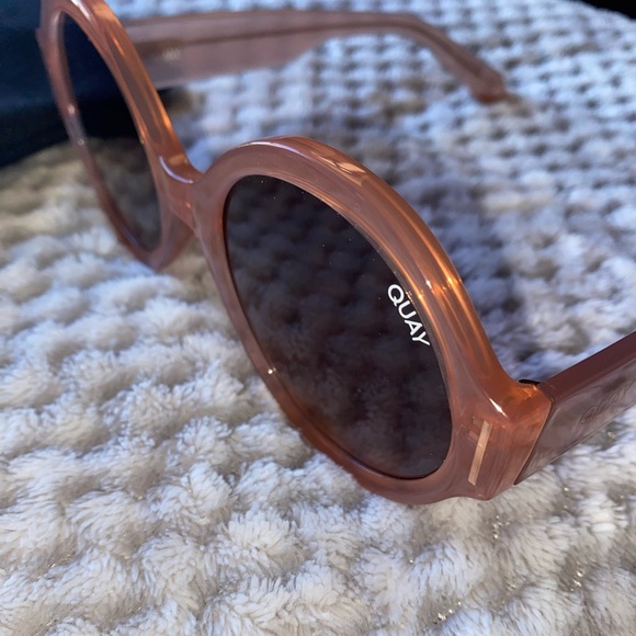 Authentic Quay Sunglasses Chill Pill in Rose - Picture 9 of 9